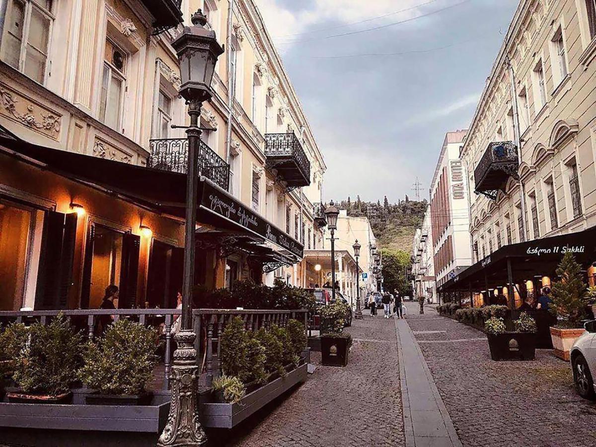 Centre tbilisi. Улица Табидзе Тбилиси. Тбилиси ул Галактиона Табидзе. Улица Галактиона Табидзе 9 Тбилиси.